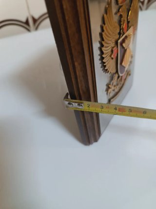 Placa con escudo y corona