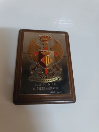 Placa con escudo y corona