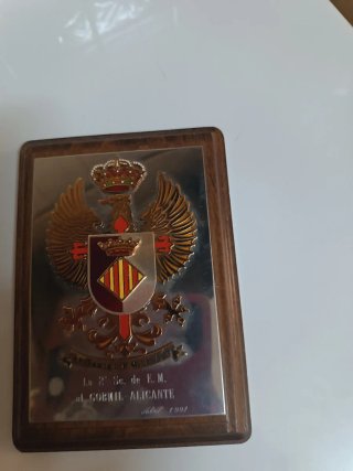 Placa con escudo y corona