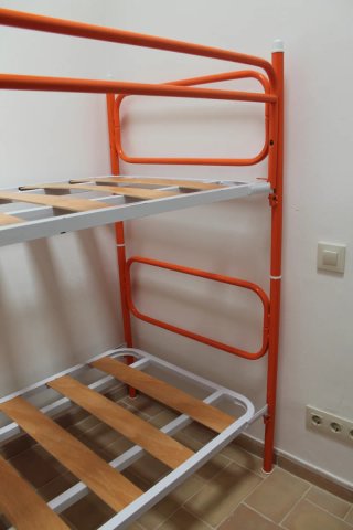 Letto a castello in metallo, ferro arancione, doghe in legno
