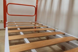 Letto a castello in metallo, ferro arancione, doghe in legno