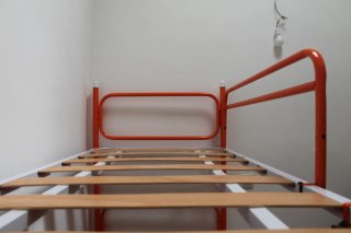 Letto a castello in metallo, ferro arancione, doghe in legno
