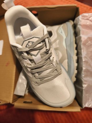 Zapatillas , anchas, muy cómodas,sin estrenar
