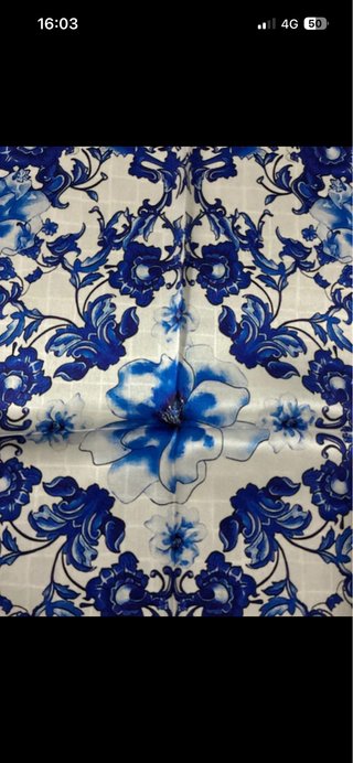 Foulard fantasia floreale blu e bianco