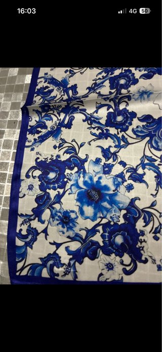 Foulard fantasia floreale blu e bianco