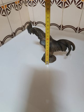 Gallo de latón decorativo