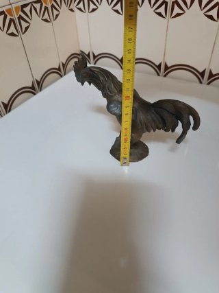 Gallo de latón decorativo
