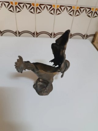 Gallo de latón decorativo