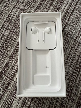 iPhone 8 Rojo 64 GB + 7 fundas + cargador + caja