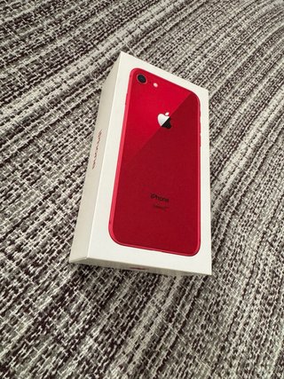 iPhone 8 Rojo 64 GB + 7 fundas + cargador + caja