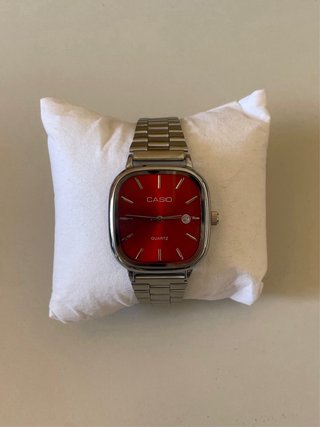 Reloj Casio Vintage Plateado y Rojo