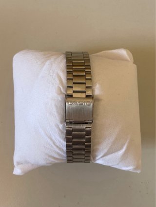 Reloj Casio Vintage Plateado y Rojo