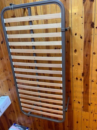 Pareja de somieres metálicos y de madera