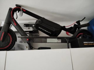 Patinete Eléctrico Negro con Bolso