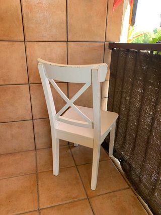 Silla de madera blanca estilo cruz