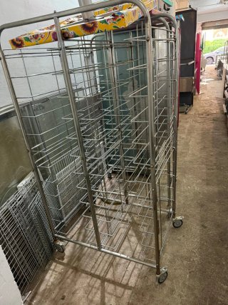 Carro Metálico con Ruedas