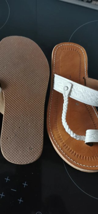 Sandalias planas de piel blancas