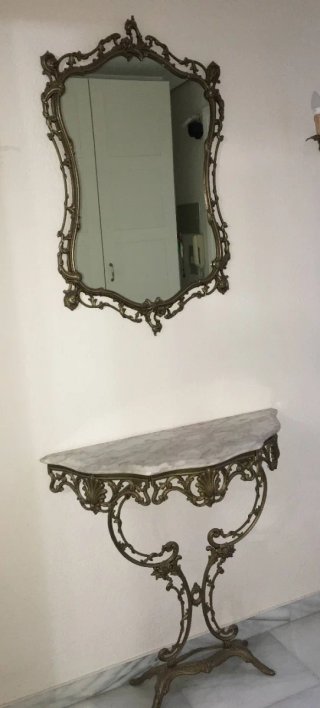 Mesa y espejo antiguos de bronce y mármol