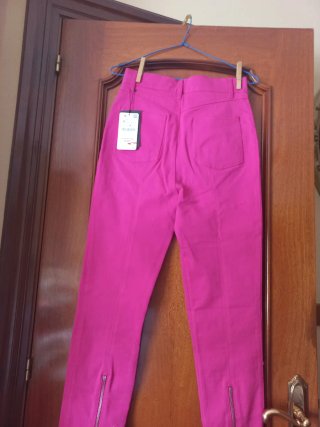 Pantalón rosa con cremalleras