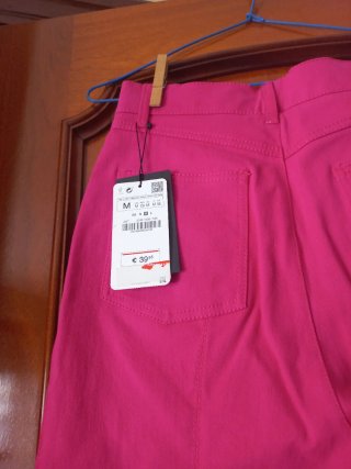 Pantalón rosa con cremalleras