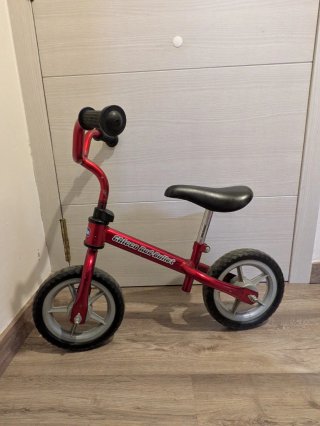 Bicicleta sin pedales roja marca Chicco
