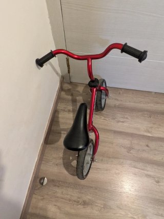 Bicicleta sin pedales roja marca Chicco