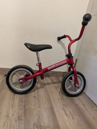Bicicleta sin pedales roja marca Chicco