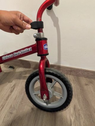 Bicicleta sin pedales roja marca Chicco