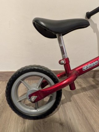 Bicicleta sin pedales roja marca Chicco