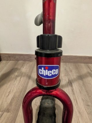 Bicicleta sin pedales roja marca Chicco