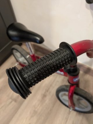 Bicicleta sin pedales roja marca Chicco