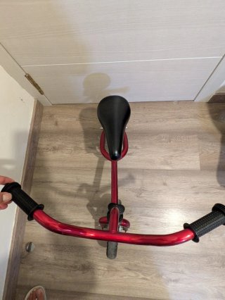 Bicicleta sin pedales roja marca Chicco