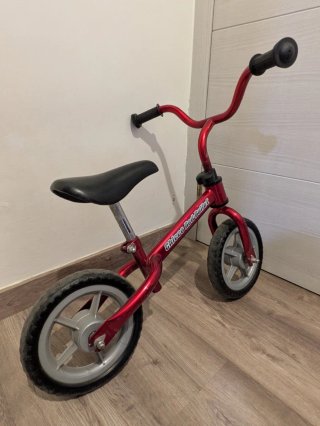 Bicicleta sin pedales roja marca Chicco