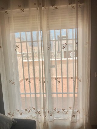 Cortinas bordadas flores moradas y blancas y maron