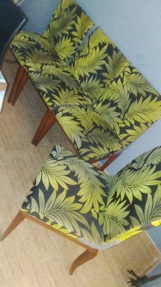 Sillas de madera con tapizado floral
