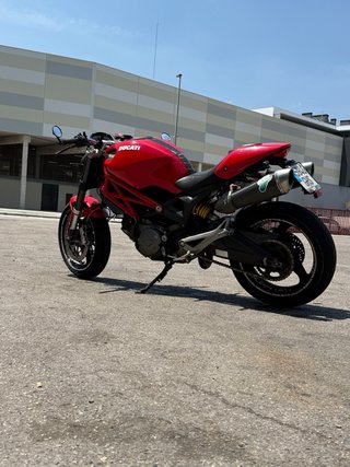 Ducati Monster 696 Roja