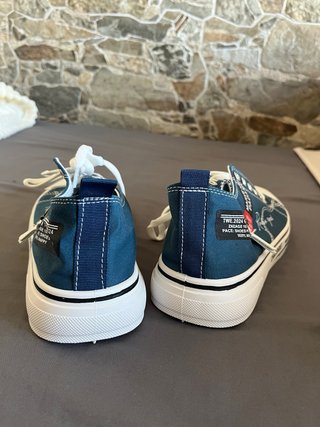 Zapatillas azules tipo Converse