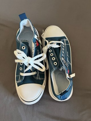 Zapatillas azules tipo Converse