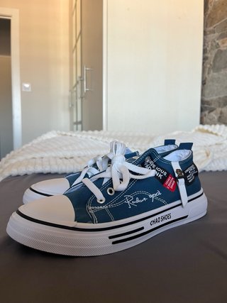 Zapatillas azules tipo Converse