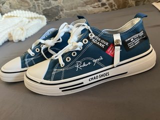 Zapatillas azules tipo Converse