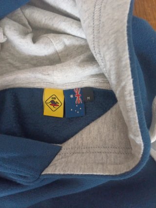 Sudadera con capucha azul.