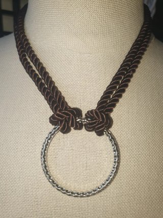 Collar de cuerda hecho a mano con aro