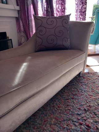 Chaiselongue terciopelo beige y morado