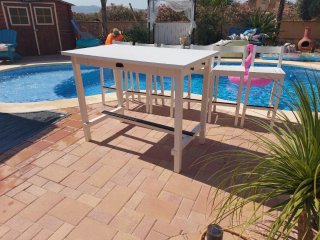 Mesa alta de comedor y 4 taburetes, y cojin gris