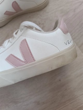 Zapatillas Veja blancas y rosas