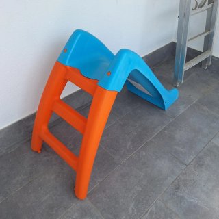Tobogán infantil azul y naranja