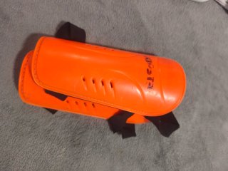 Guantes de portero y espinilleras naranja