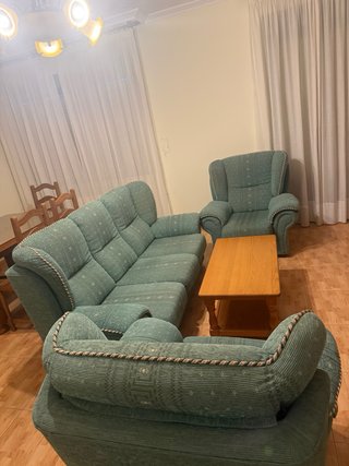 Sofá y sillones verdes de tela