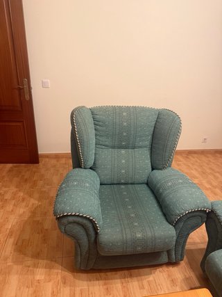 Sofá y sillones verdes de tela