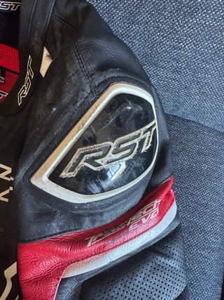 Traje de moto RST cuero negro y rojo